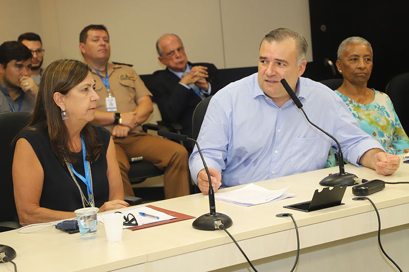 Seminário de Promoção do Respeito à Diversidade Religiosa - secretário de justiça, Ney Leprevost e chefe do Departamento de Promoção e Defesa dos Direitos Fundamentais, Regina Bley.