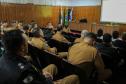 policiais assistindo a palestra
