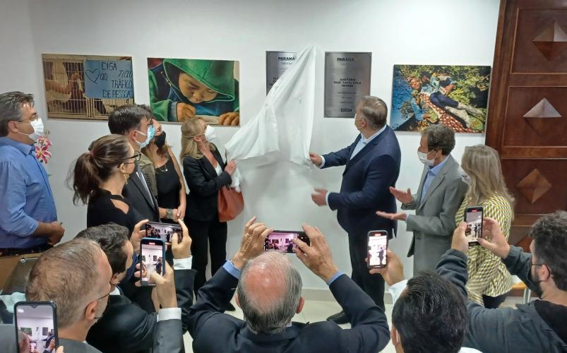 Ney Leprevost discerra placa em homenagem ao Dr. Renê Dotti