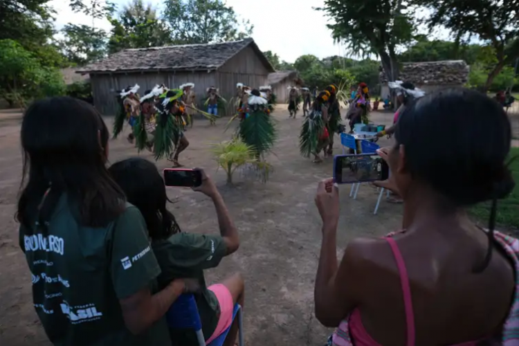 Mulheres indígenas do Povo Rikbaktsa filmam com celular dança típica na aldeia Beira Rio Fernando Frazão/Agência Brasil