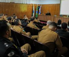 policiais assistindo a palestra