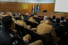policiais assistindo a palestra