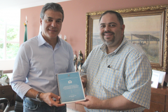 Secretário Artagão Júnior entrega ao governador Beto Richa o primeiro Manual do servidor público