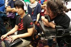Ele joga "Street Fighter" com a boca e está entre os melhores do game... - Veja mais em https://jogos.uol.com.br/ultimas-noticias/2017/06/01/ele-joga-street-fighter-com-a-boca-e-esta-entre-os-melhores-do-game.htm?cmpid=copiaecola
