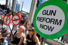 Sobreviventes de massacre lideram campanha antiarmas nos EUA