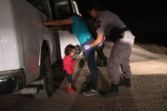 Menina hondurenha de 2 anos separada da mãe no Texas: foto foi capa dos principais jornais americanos e se tornou ícone da política de Trump Foto: John Moore/Getty Images/AFP