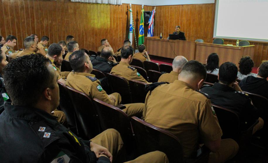 policiais assistindo a palestra