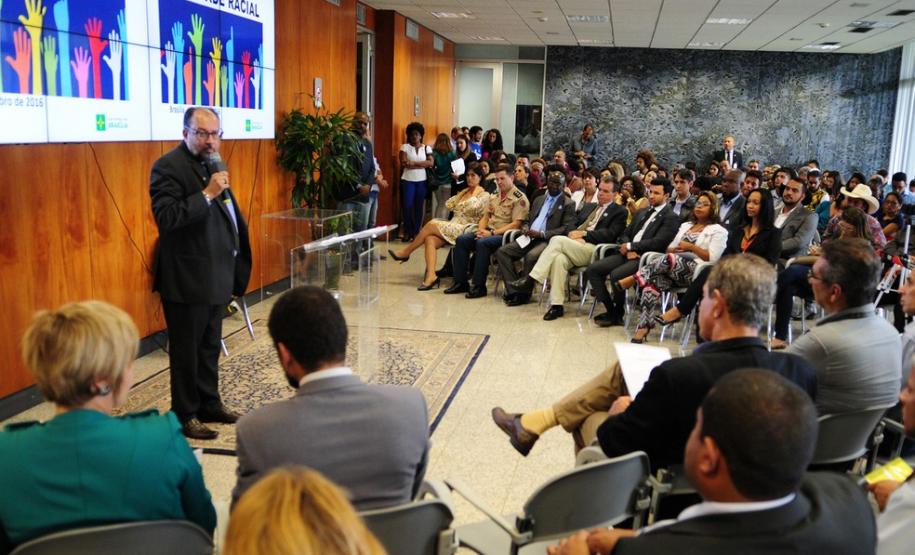 O secretário do Trabalho, Desenvolvimento Social, Mulheres, Igualdade Racial e Direitos Humanos, Gutemberg Gomes, em divulgação no Palácio do Buriti (Foto: Pedro Ventura/Agência Brasília)