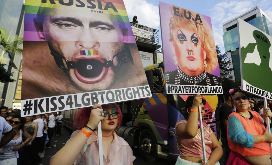 Com 19 trios elétricos, Parada Gay reúne multidão em São Paulo