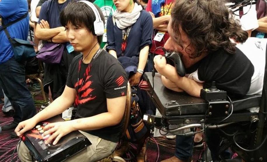 Ele joga "Street Fighter" com a boca e está entre os melhores do game... - Veja mais em https://jogos.uol.com.br/ultimas-noticias/2017/06/01/ele-joga-street-fighter-com-a-boca-e-esta-entre-os-melhores-do-game.htm?cmpid=copiaecola