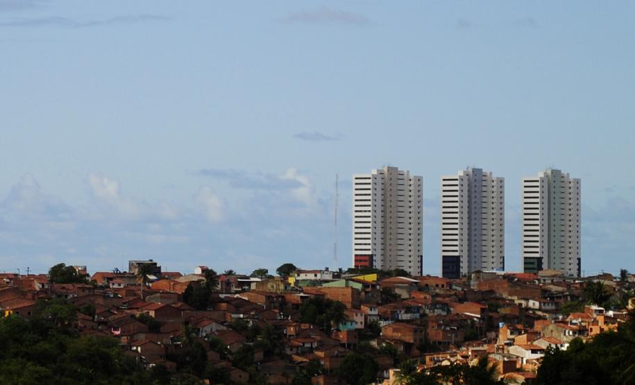 A dista&#770;ncia que nos une: um retrato das desigualdades brasileiras.”