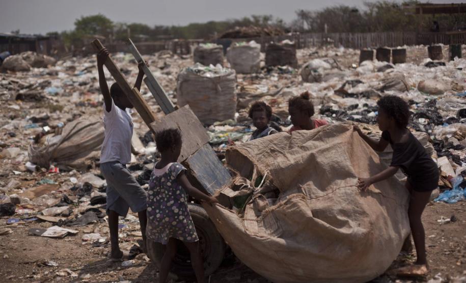A 30 quilômetros de Ipanema, a vida passa com menos de três reais por dia