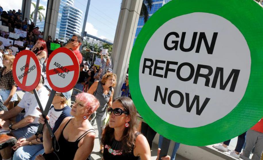 Sobreviventes de massacre lideram campanha antiarmas nos EUA