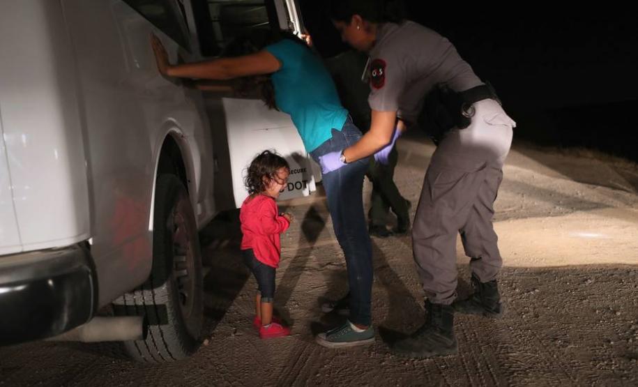 Menina hondurenha de 2 anos separada da mãe no Texas: foto foi capa dos principais jornais americanos e se tornou ícone da política de Trump Foto: John Moore/Getty Images/AFP