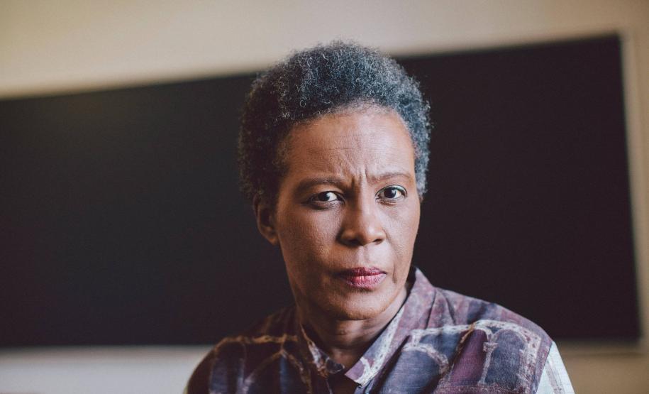 Brancos não falam do racismo porque isso os beneficia Claudia Rankine