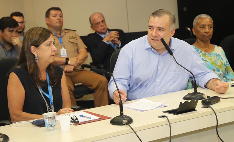 Seminário de Promoção do Respeito à Diversidade Religiosa - secretário de justiça, Ney Leprevost e chefe do Departamento de Promoção e Defesa dos Direitos Fundamentais, Regina Bley.